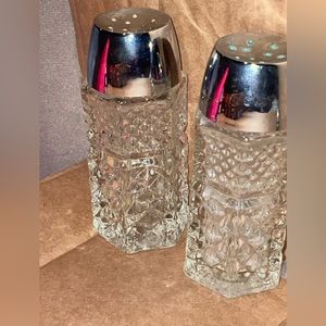 Vintage HOMCO Crystal clear Glass Salt Pepper Shakers With Silver Tops